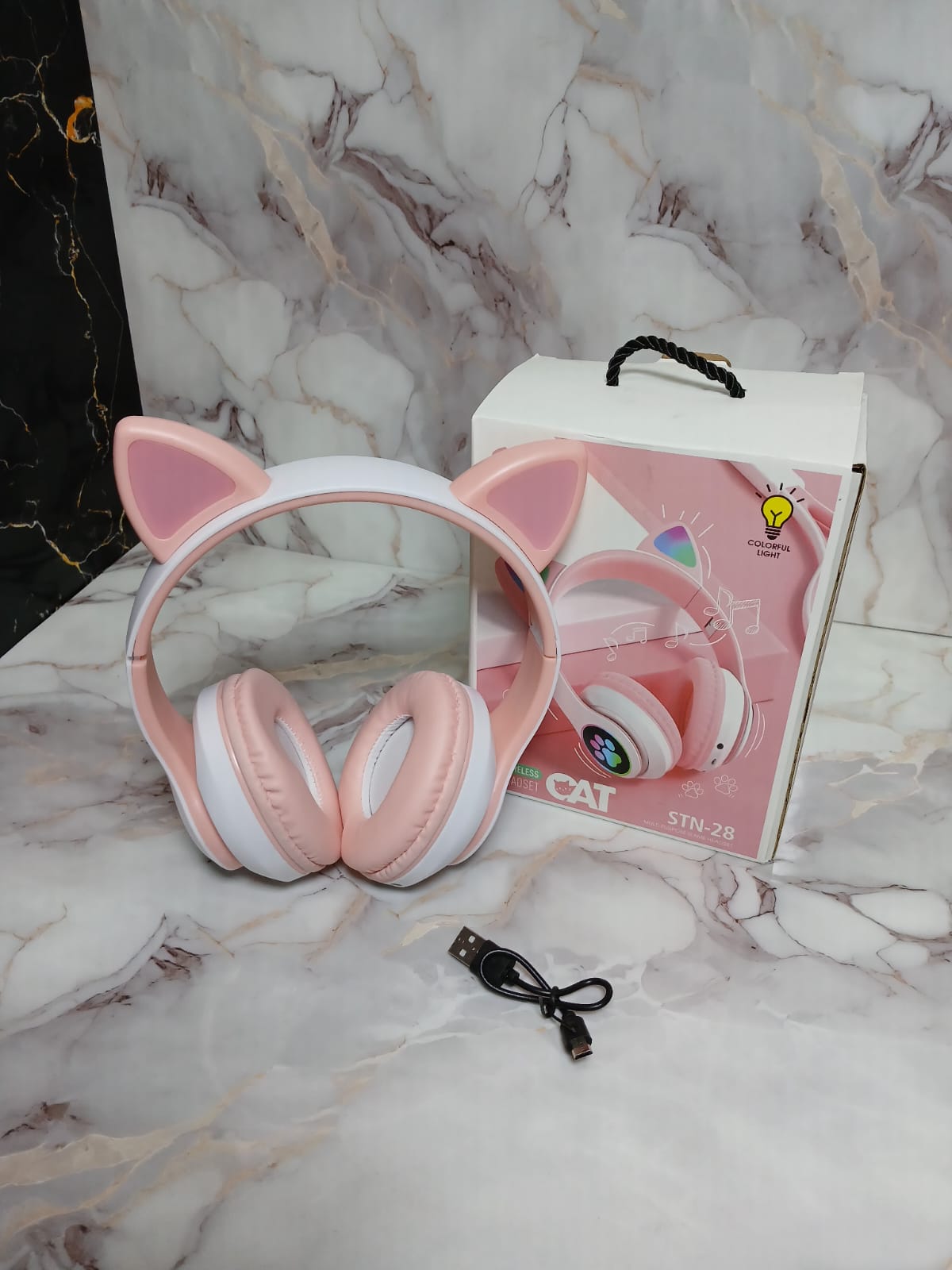 AUDIFONOS CON OREJITAS Y HUELLA ROSADO